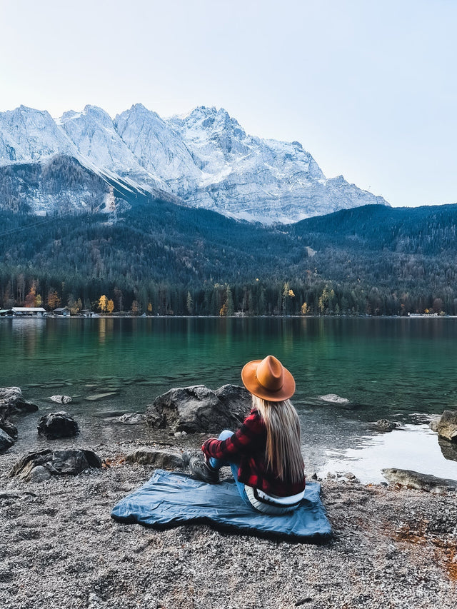 COMFORTER XL – hållbart värmetäcke utomhus med trådlös värme & powerbank