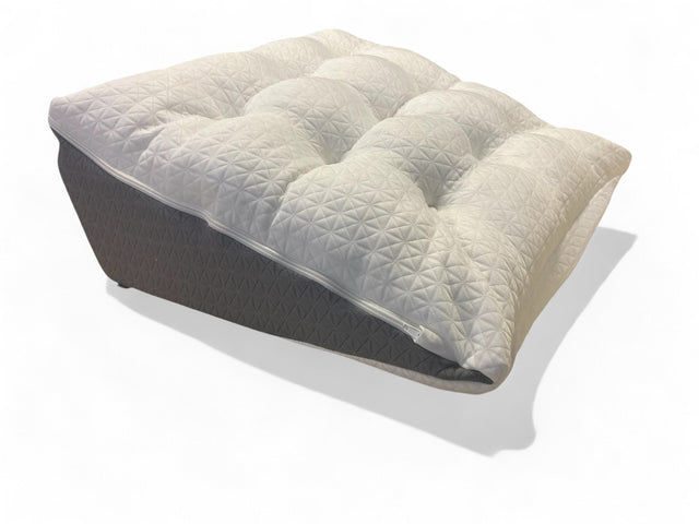 CozyWedge – Din vadderade kilformade huvudkudde med tvättbart överdrag. NYHET! - Hovedpude - Seniorliving