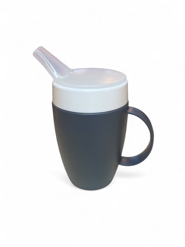 Ergonomisk drikkekop med én hank og drikketud - fås i forskellige farver - Drikkekop med tud - Seniorliving