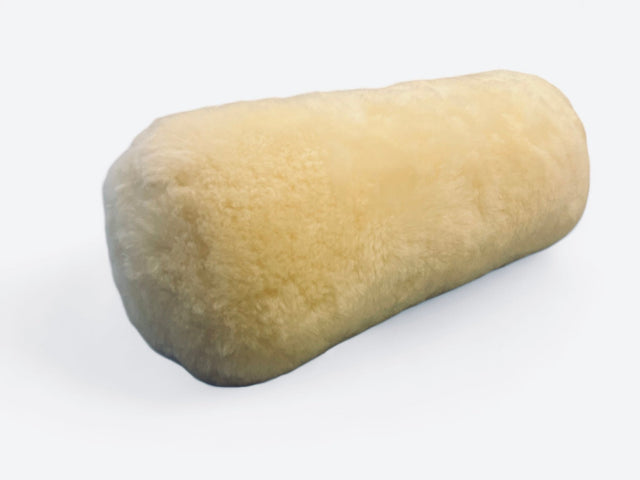 Supermjuk nack - och ländkudde i äkta naturfärgat lammskinn (14 x 40 cm) - stödkudde - Seniorliving