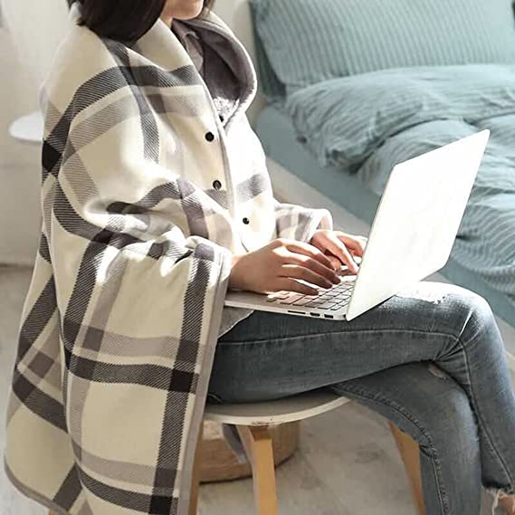 Varm indendørs hygge poncho - One size. Blød & lækker fleece med knapper.