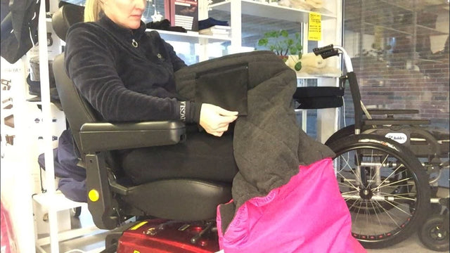 Extra varm täckfleece för dina ben. Vattentålig & varm. ROSA, SVART eller RÖD - rullstolsväskor - Seniorliving