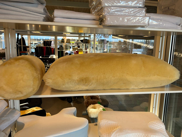 Jättestor stödkudde/sovkudde i medicinskt lammskinn - Värmande, mjuk & andas (40x80). Toppkvalité - Kudde - Seniorliving