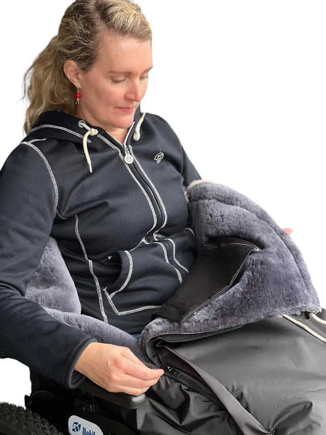 Lyxig rullstolsväska - Genomgående äkta lammskinn. Dragkedja hela vägen runt. - rullstolsväskor - Seniorliving