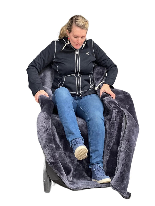 Lyxig rullstolsväska - Genomgående äkta lammskinn. Dragkedja hela vägen runt. - rullstolsväskor - Seniorliving