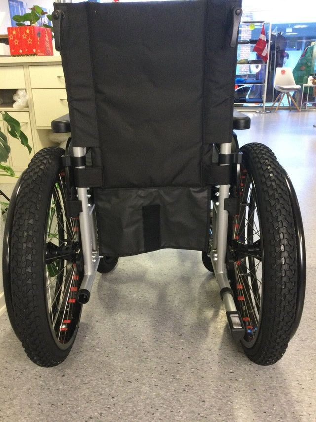 OFF - ROAD rullstol. Superfin rullstol med terrängdäck. 4 storlekar. - Rullstolar - Seniorliving