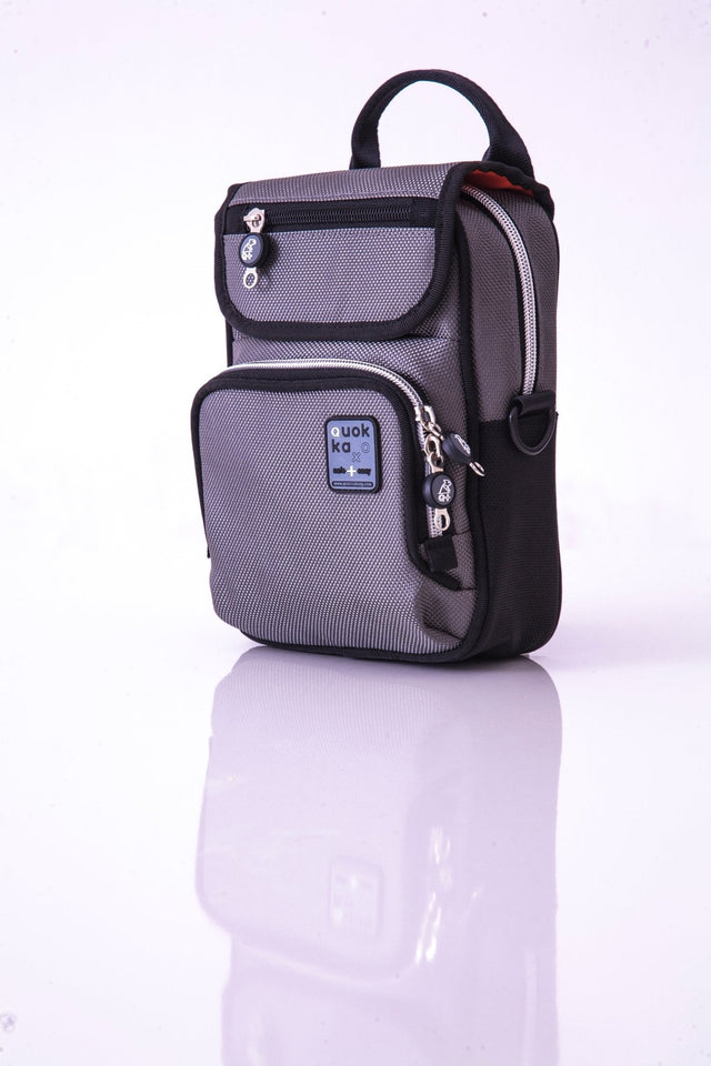 QUOKKA - "VERTIKAL". Utsökt & Unikt. Rymlig väska med coola effekter. 2 färger - Rullstolsväska - Seniorliving