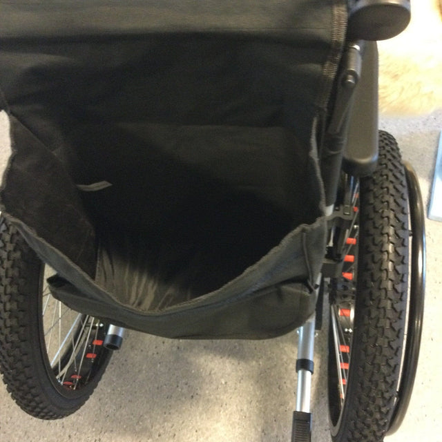 Stor & rymlig rullstolsväska med reflexer. Justerbara remmar. 3 färger - Rullstolsväska - Seniorliving