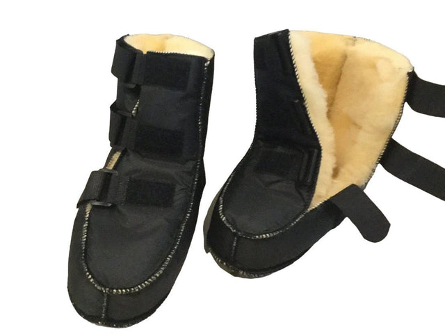 Supersnygg lammskinnsstövel, yttersula - Medicinsk, kort med 3 kardborreband, SVART - Stövlar - Seniorliving