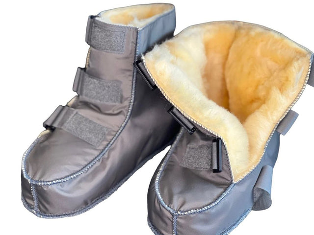 Supervarm och mjuk lammstövel, yttersula - kort modell med 3 kardborreband, GRÅ, - Stövlar - Seniorliving