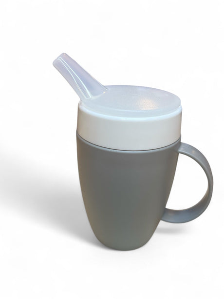 Ergonomisk drikkekop med én hank og drikketud - fås i forskellige farver - Drikkekop med tud - Seniorliving