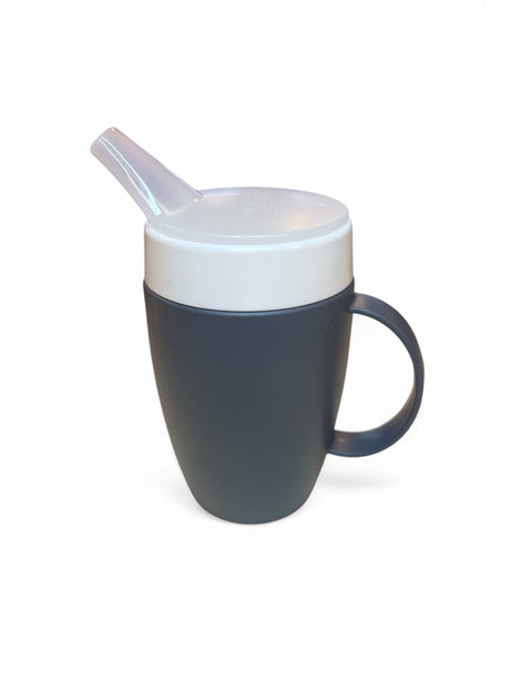 Ergonomisk drikkekop med én hank og drikketud - fås i forskellige farver - Drikkekop med tud - Seniorliving