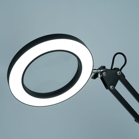 LED - bordslampa med 5x förstoring - Flexibel montering och justerbar ljusstyrka. USB - Bordlampe - Seniorliving