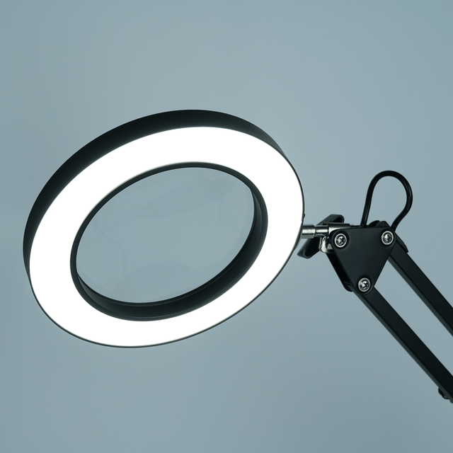 LED - bordslampa med 5x förstoring - Flexibel montering och justerbar ljusstyrka. USB - Bordlampe - Seniorliving