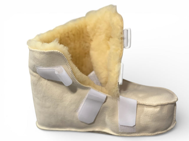 Mjuk lammsko i äkta lammskinn – 3 justerbara kardborreband, naturfärgad - Støvler - Seniorliving
