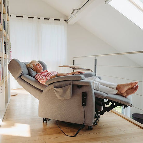 "RELAX" Elektrisk lænestol med hjul & elevation - Ergonomisk & unikt design. NYHED 2025 - Lænestole - Seniorliving