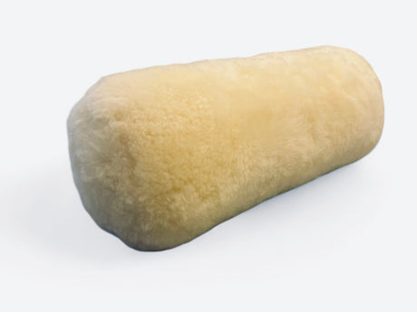 Supermjuk nack - och ländkudde i äkta naturfärgat lammskinn (14 x 40 cm) - stödkudde - Seniorliving