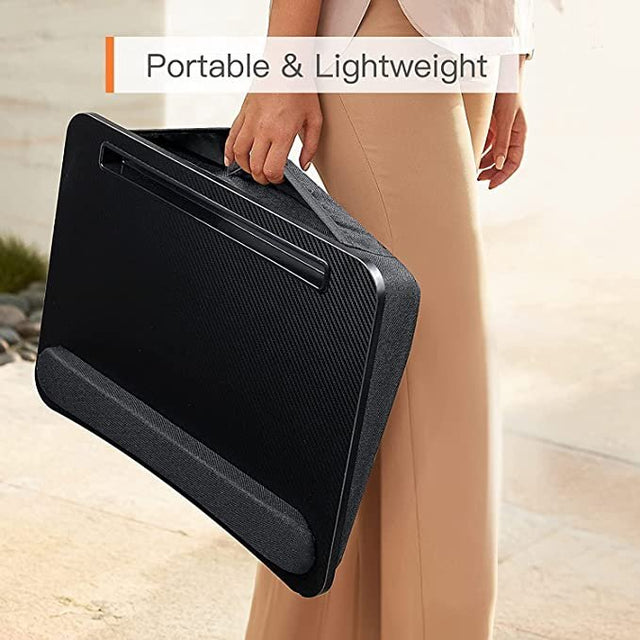 Ergonomiskt och snyggt datorbord - använd det till både säng, rullstol eller soffa. Grå - Svart - Kuddar - Seniorliving