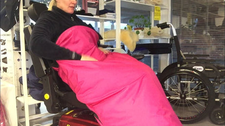 Extra varm täckfleece för dina ben. Vattentålig &amp; varm. ROSA, SVART eller RÖD - rullstolsväskor - Seniorliving