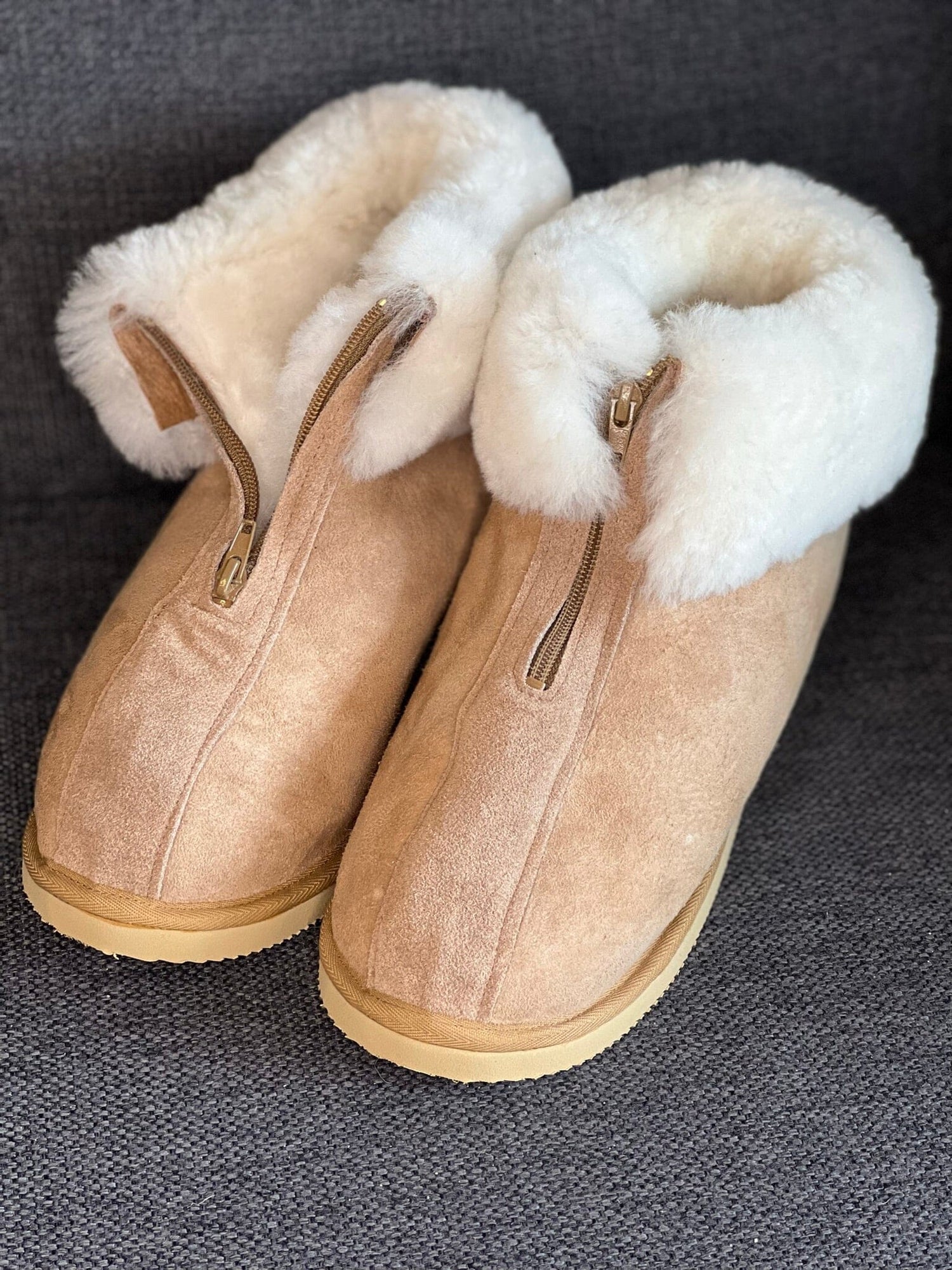 FÖRSÄLJNING! Tofflor med mjukt lammskinn - Med dragkedja &amp; fast skumsula. Liten i storleken. - Seniorliving