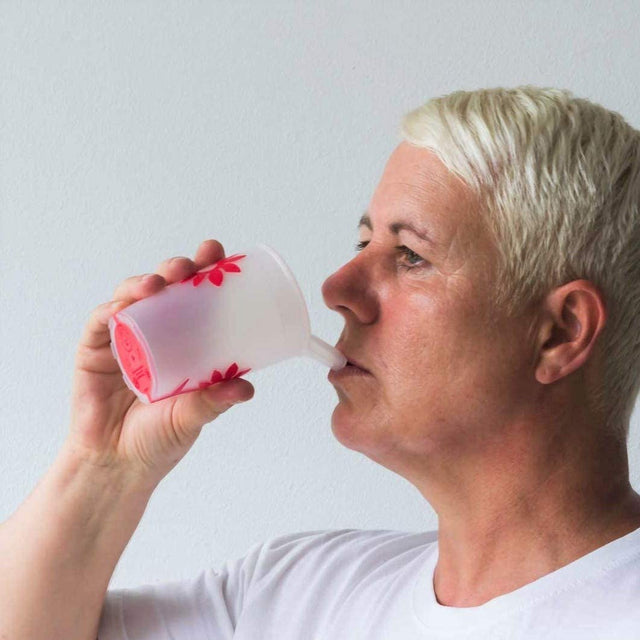 Halkfri drickskopp med pip - Återanvändbar. Kan användas i mikrovågsugn + diskmaskin - Drickskopp med pip - Seniorliving