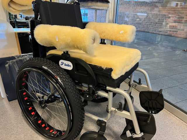 Lammskinnskudde för rullstol - Varm, tvättbar, mjuk och andas. - Lammskinnskudde för rullstol - Seniorliving