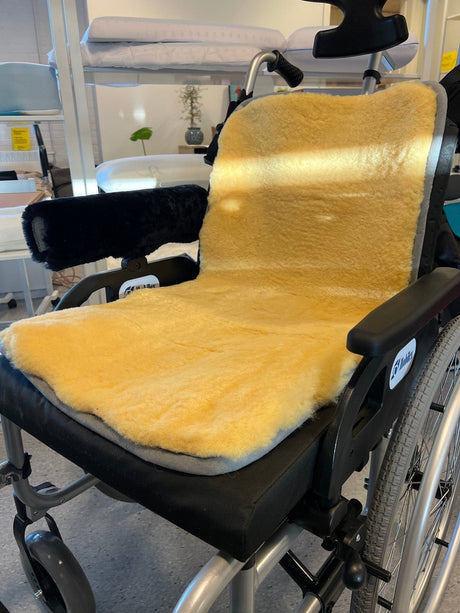 Lammskinnskudde för rullstol - Varm, tvättbar, mjuk och andas. - Lammskinnskudde för rullstol - Seniorliving