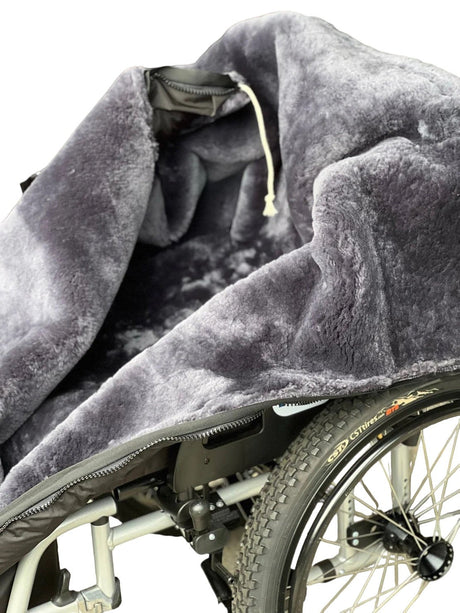 Lyxig rullstolsväska - Genomgående äkta lammskinn. Dragkedja hela vägen runt. - rullstolsväskor - Seniorliving