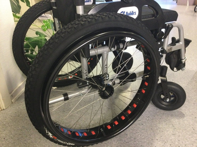 OFF - ROAD rullstol. Superfin rullstol med terrängdäck. 4 storlekar. - Rullstolar - Seniorliving