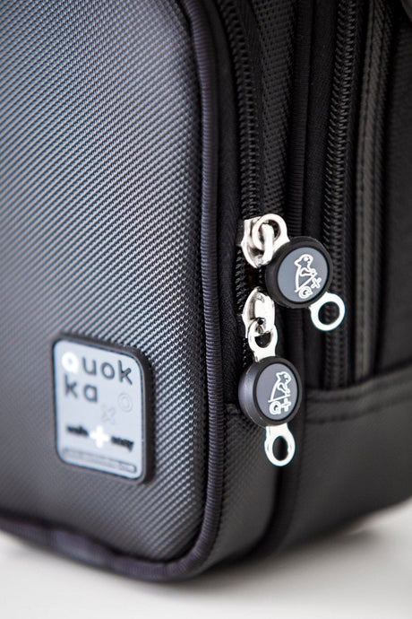 "QUOKKA" - "MINI". Liten smart väska med 2 fack. Vattentäta dragkedjor. Rullstol &amp; rollator - Rullstolsväska - Seniorliving