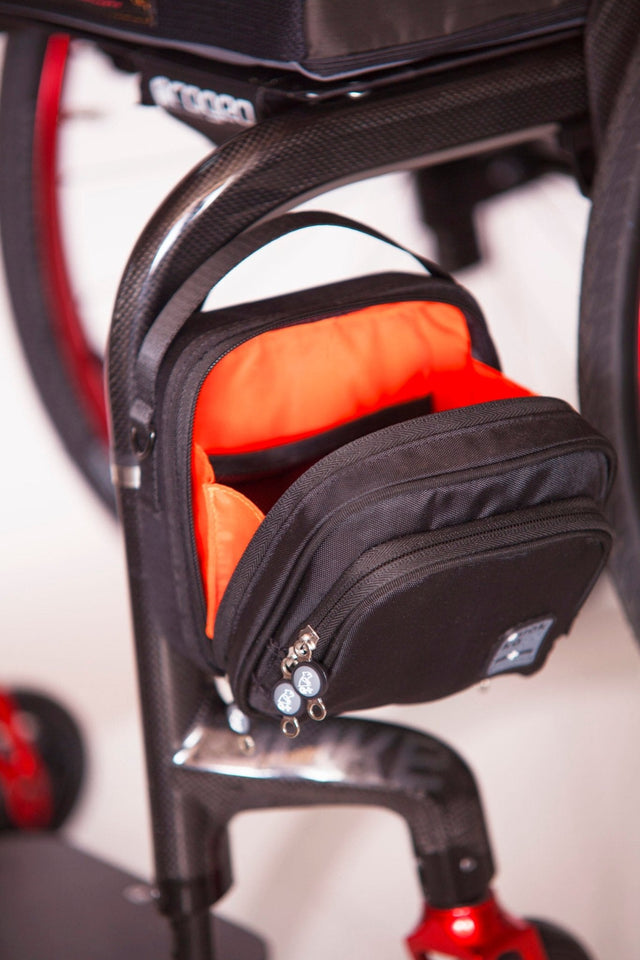 QUOKKA "SQUARE" handväska - Fyrkantig, praktisk &amp; unik. För rullstolar och vandrare - Rullstolsväska - Seniorliving