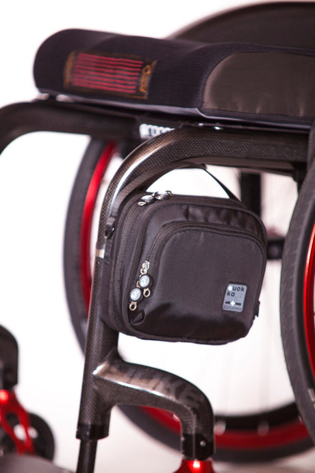 QUOKKA "SQUARE" handväska - Fyrkantig, praktisk &amp; unik. För rullstolar och vandrare - Rullstolsväska - Seniorliving