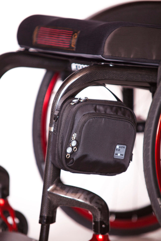 QUOKKA "SQUARE" handväska - Fyrkantig, praktisk &amp; unik. För rullstolar och vandrare - Rullstolsväska - Seniorliving