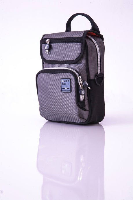 QUOKKA - "VERTIKAL". Utsökt &amp; Unikt. Rymlig väska med coola effekter. 2 färger - Rullstolsväska - Seniorliving