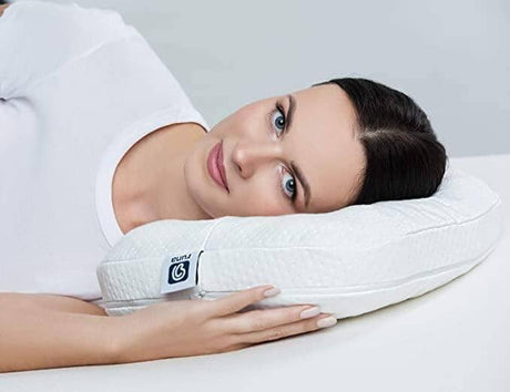 "RUNA" - Mjuk tryckavlastande kudde med hål för ansikte och öra. 32 x 37 cm - Kudde - Seniorliving