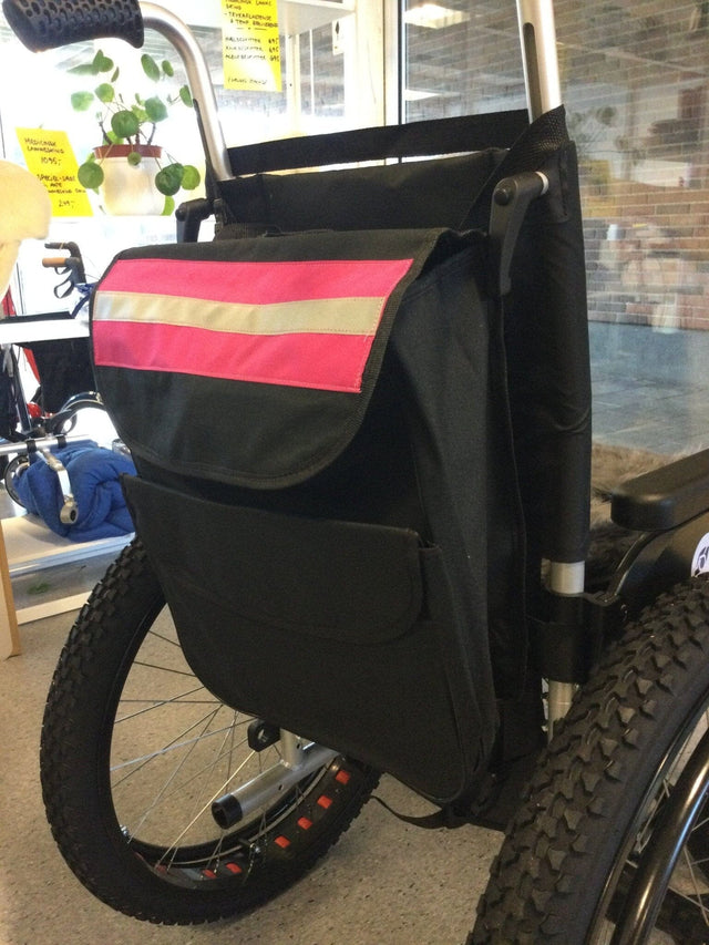 Stor &amp; rymlig rullstolsväska med reflexer. Justerbara remmar. 3 färger - Rullstolsväska - Seniorliving