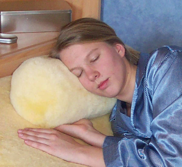 Supermjuk nack - och ländkudde i äkta naturfärgat lammskinn (14 x 40 cm) - stödkudde - Seniorliving