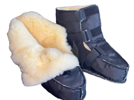 Supersnygg lammskinnsstövel, yttersula - Medicinsk, kort med 3 kardborreband, SVART - Stövlar - Seniorliving