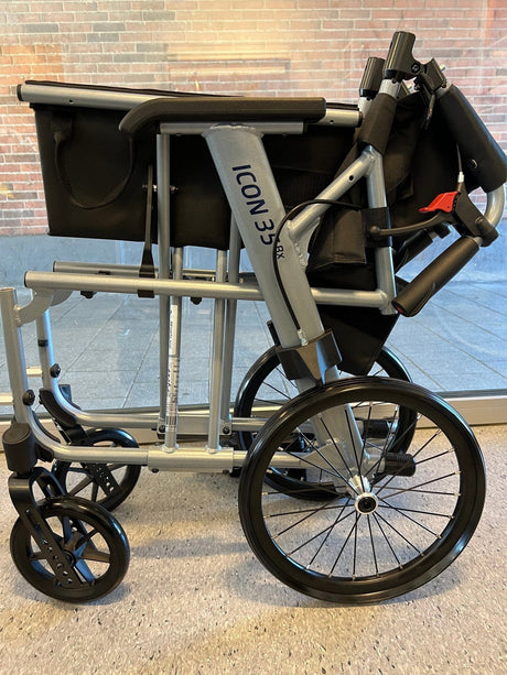 "TRAVEL - LIGHT" ICON35 lätt reserullstol (8,2 kg). Vikbar och tar minimalt med utrymme. - Seniorliving